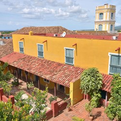 edificio colonial color amarillo con tejas 