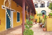 terraza colonial con tejado y sonajeros coloniales