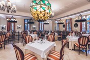 restaurante con mobiliario de madera y lámparas