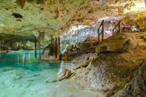 Interior de las cuevas en la Riviera Maya