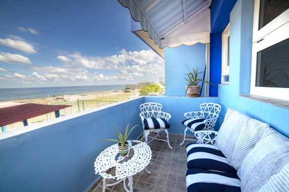 Balcony with sea views in the apartment