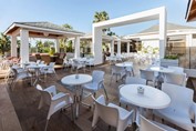 Área de fumadores del lobby con asientos