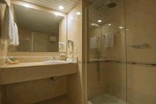 Baño de la habitación simple del hotel