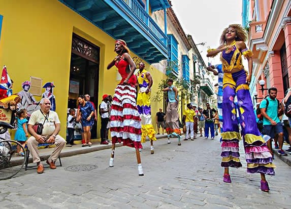 Bailarines en las calles de la Habana Vieja