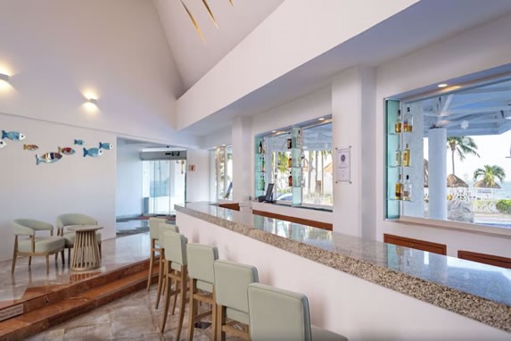 Bar del hotel Sunset Marina Resort