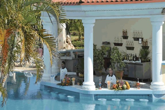 Bar de la piscina del hotel