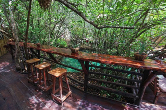 Barra con vista al cenote en el bar