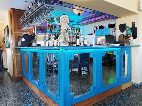 Bar with mirrors in the restaurant