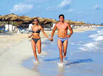Viajeros corriendo por la orilla de una playa,Cuba