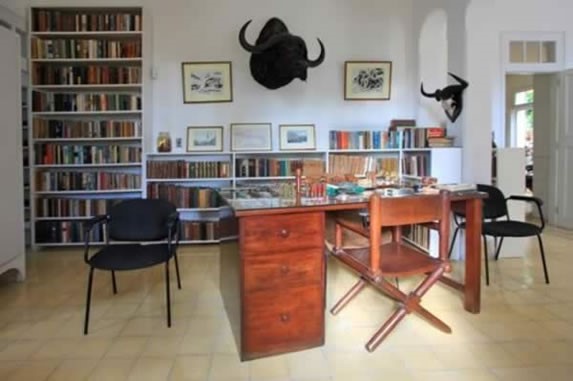 Biblioteca en la casa de Hemingway