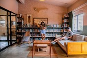 Interior de la biblioteca del hotel 
