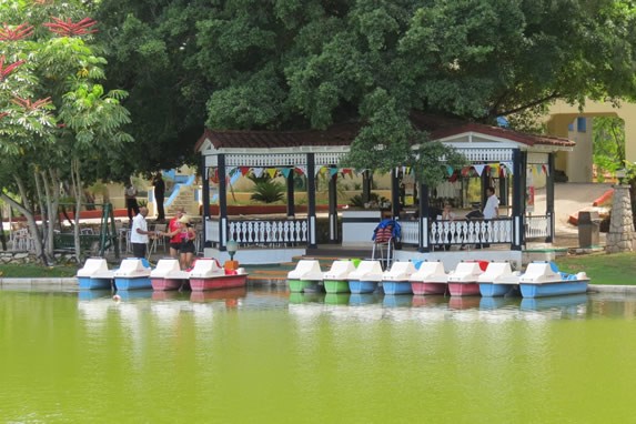 Paseo en bicicleta acuática por el lago