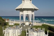 Celebración de boda en la playa del hotel