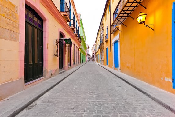 Calle con adoquines en La Habana Vieja