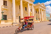 Bicitaxis en las calles de Villa Clara
