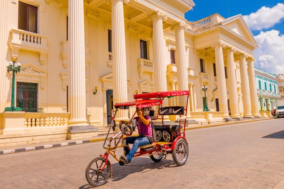 Bicitaxis en las calles de Villa Clara