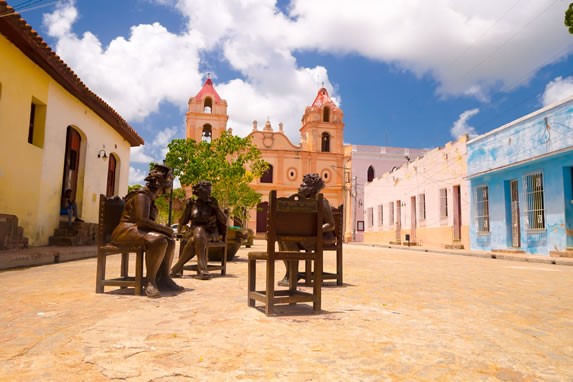 Estatuas afuera de la catedral de  Camagüey