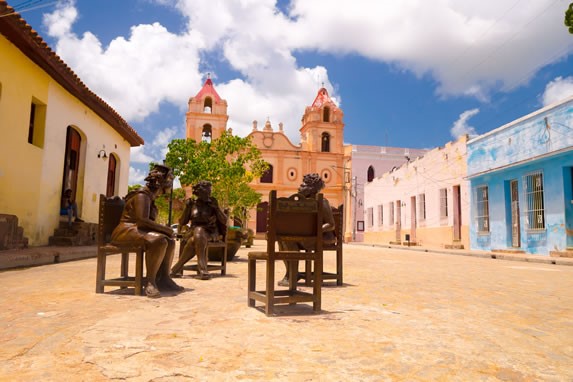 Statues outside the Camagüey cathedral