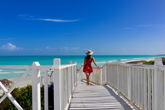 Puente hacia la playa en Cayo Santa Maria