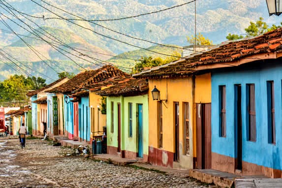 Coloridas casas en el pueblo de Trinidad