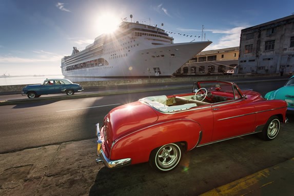 Carros antiguos y cruceros en La Habana Vieja