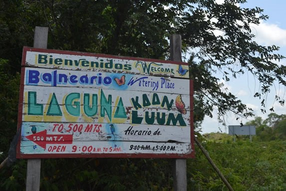 Cartel de entrada a la laguna Kaan Luum