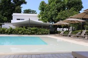 Vista de la piscina del hotel