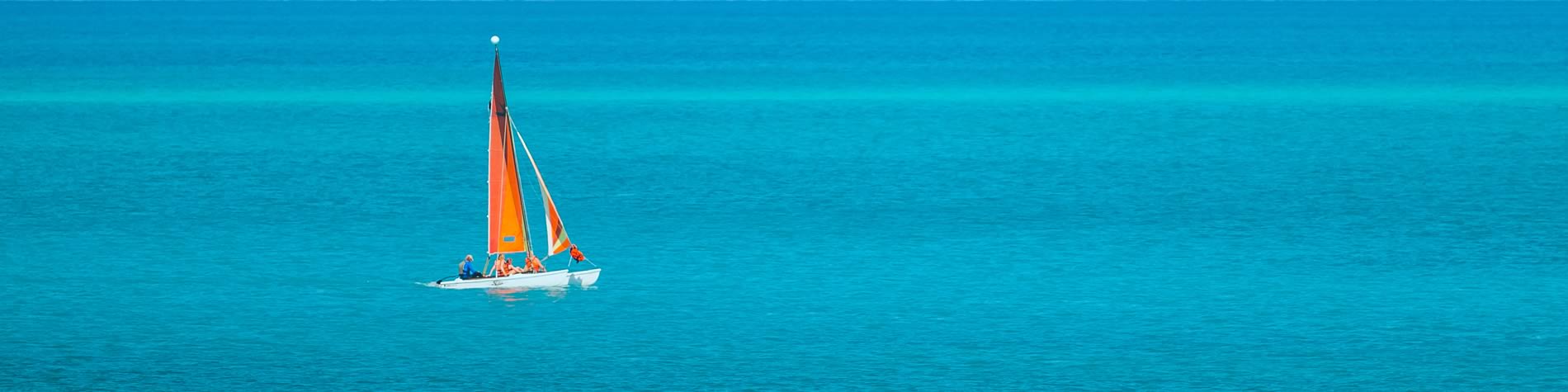 Catamaran navegando en la costa