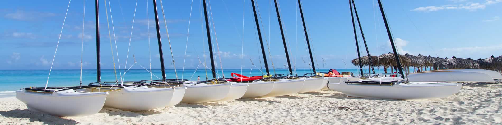 Catamaranes en la orilla de la playa