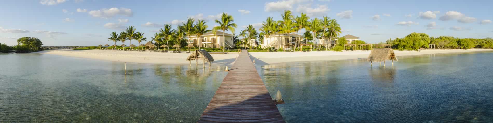 Vista de playa y puente