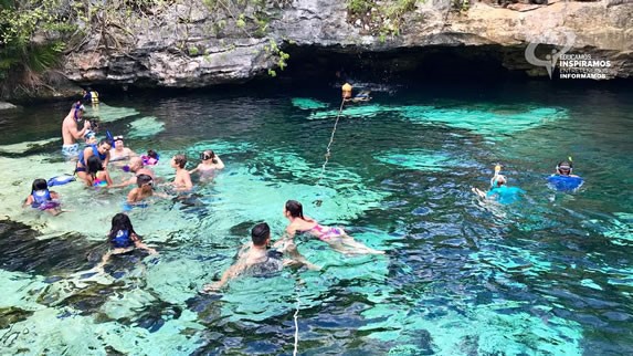 Personas bañandose en el Cenote Azul