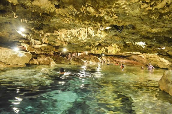 Interior de cuevas en el parque natural