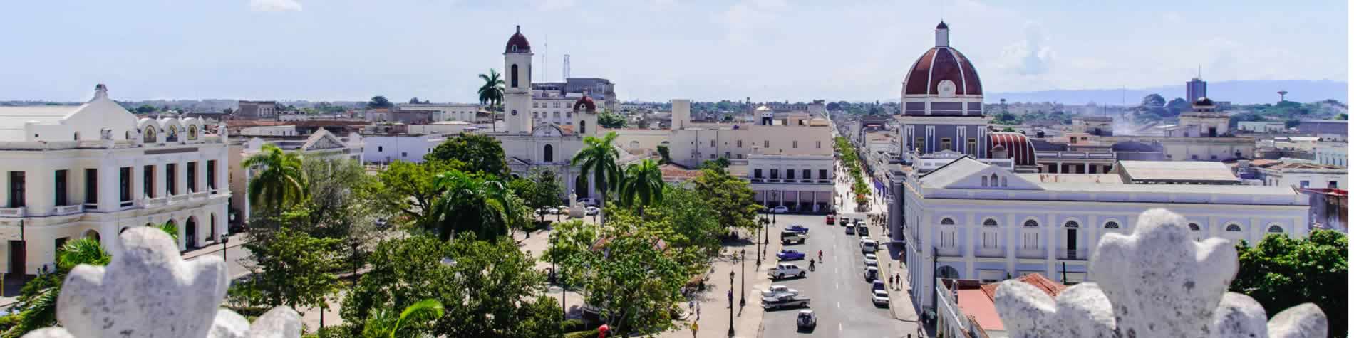 Vista del parque marti el town hall y la catedral