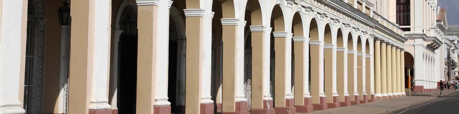 Vista de pasaje de columnas y teatro