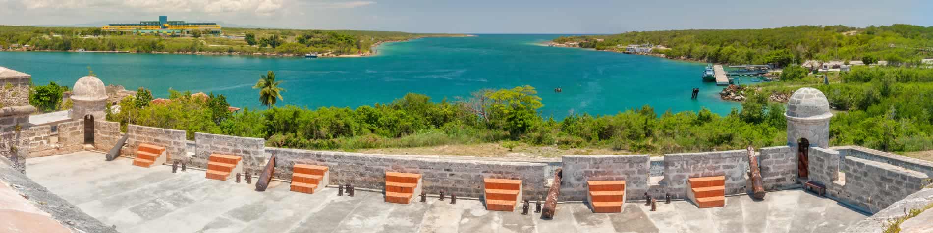 Vista desde la fortaleza Jagua hacia el mar caribe