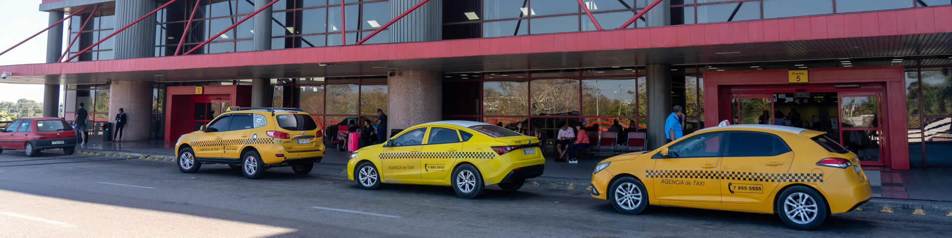 Vista autos de traslados en el aeropuerto Habana