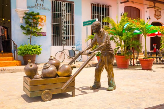Estatuas en una plaza de la ciudad de Camagüey
