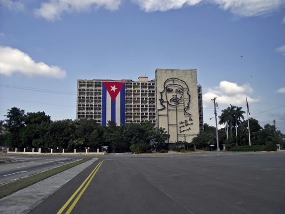 Bandera cubana colgada en un edificio en la plaza