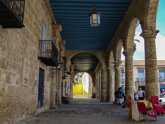 Entrada a la residencia del Marqués de Arcos