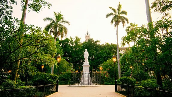 Parque con estatua en la Plaza de Armas