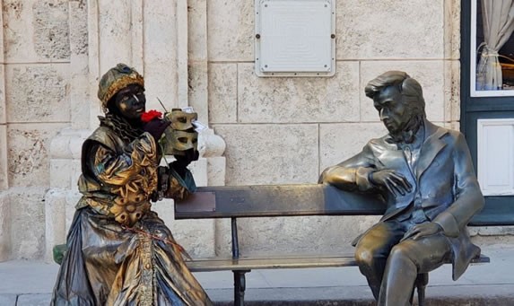 Estatuas humanas que pasean por la plaza