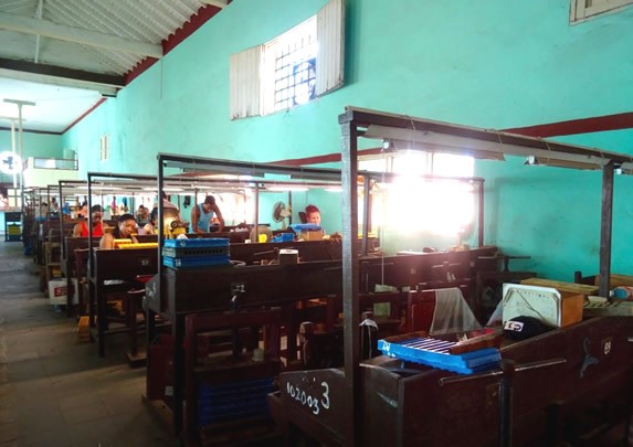 Tobacco making tables