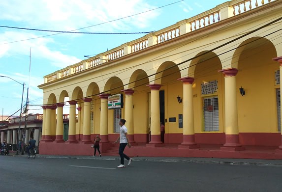 Vista exterior de la fábrica de tabacos 