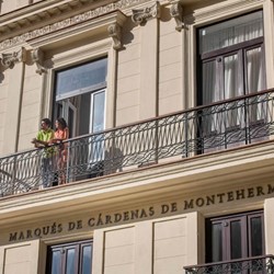 Huéspedes mirando las vistas desde los balcones 