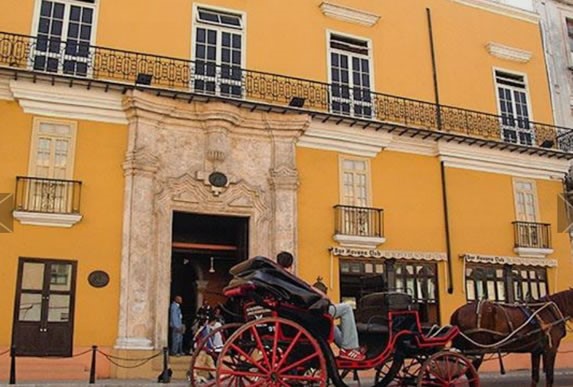 Fachada del Museo del Ron en La Habana