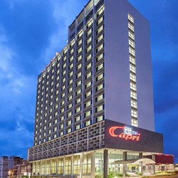 Night view of the facade of the Capri hotel