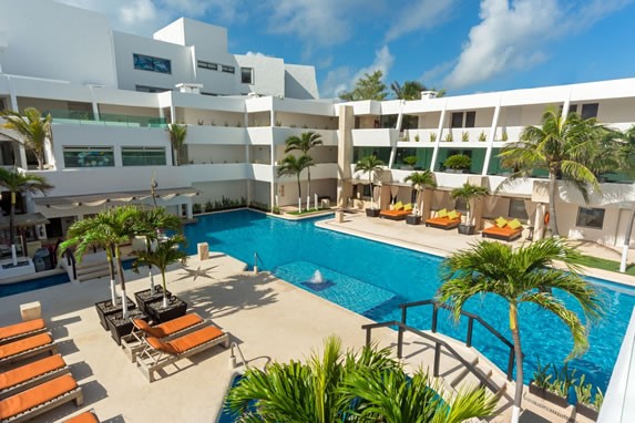 Flamingo Cancun Resort . View of the pool