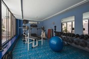 Gimnasio con caminadoras en el hotel Vedado