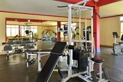 Pesas en el gimnasio del hotel