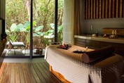 Sala de tratamientos de spa con vistas a la natura